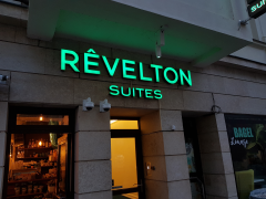 REVELTON SUITES LED reklama Karlovy Vary